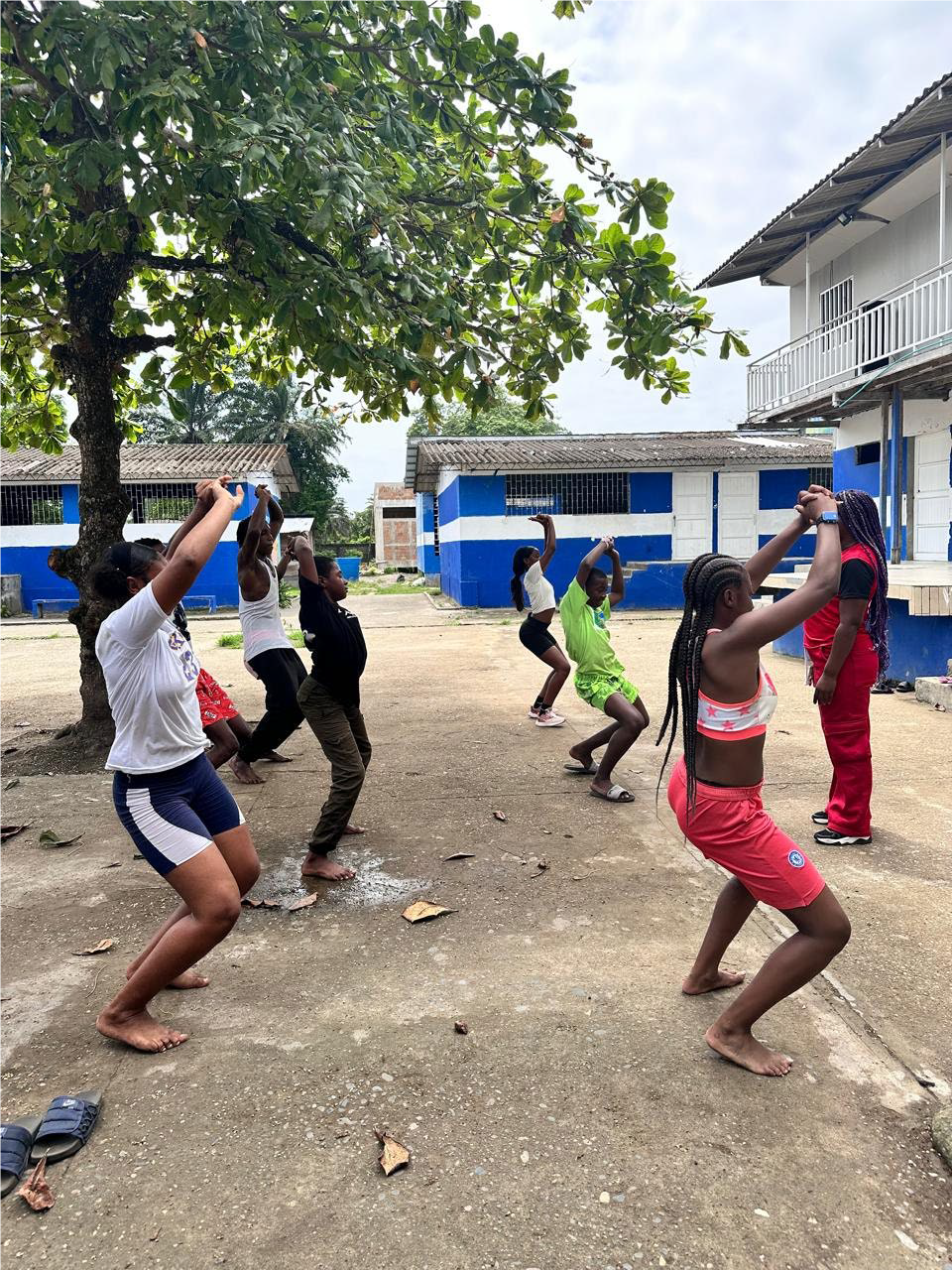 Participantes practicando coreografía en la formación en danzas urbanas.