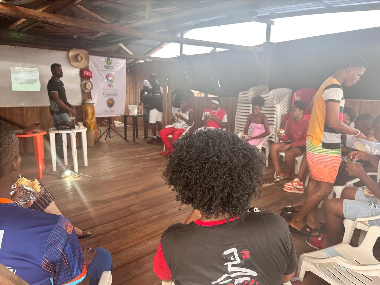 Jóvenes participando en talleres de gestión cultural en el marco del proyecto Paso de la Paz