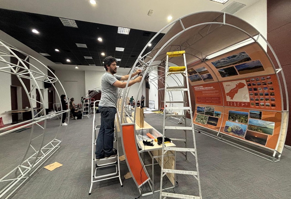 Armado de la estructura del museo itinerante