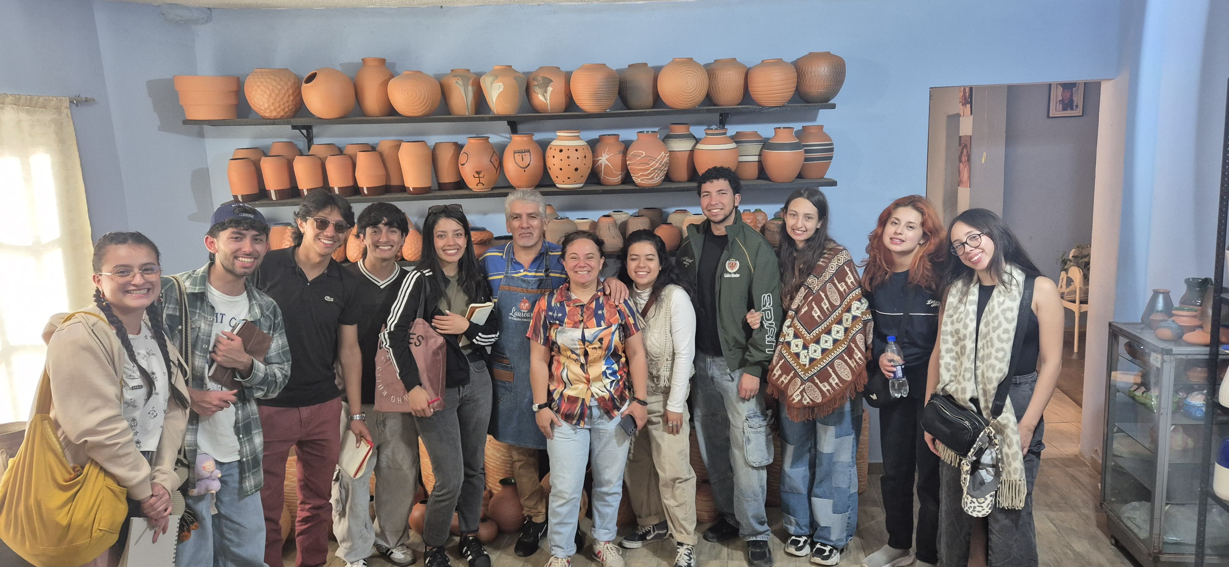 Grupo de estudiantes con artesano de cerámicas en Boyacá