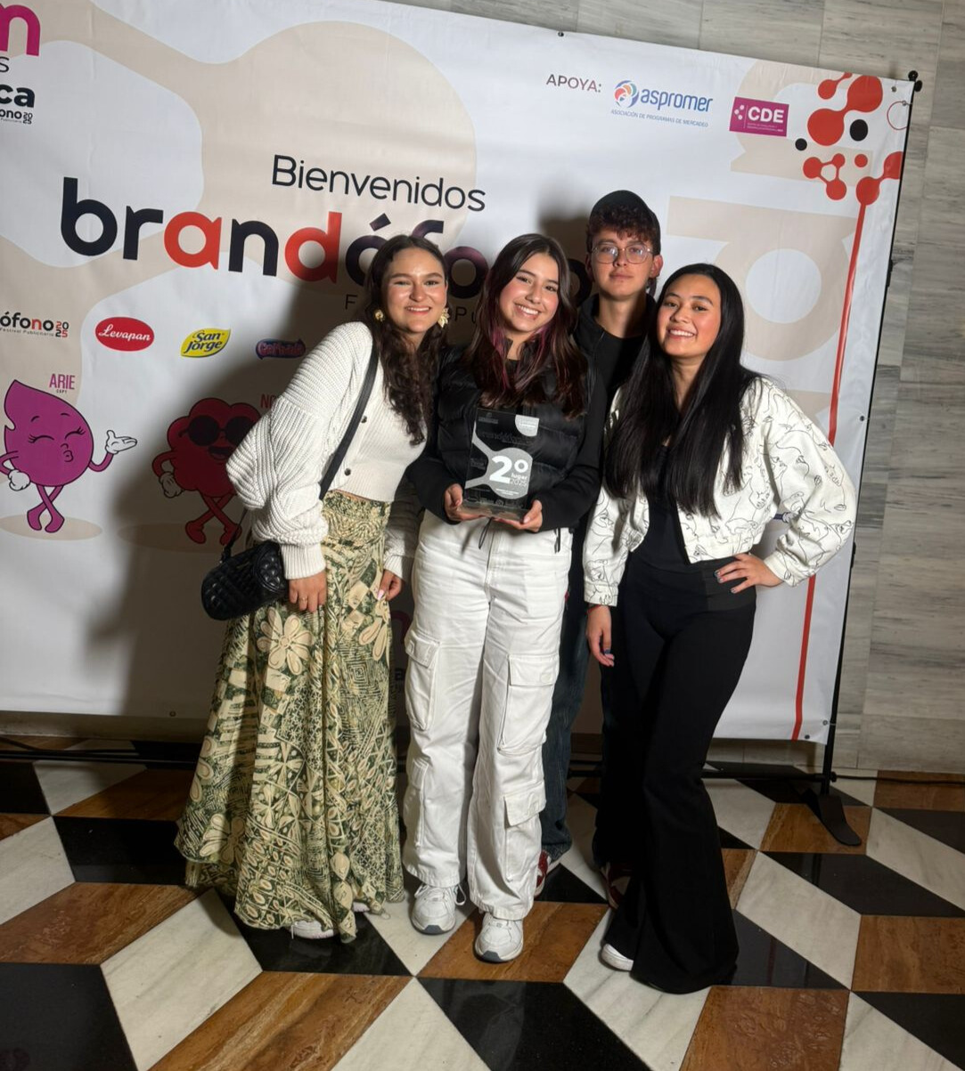 Grupo de estudiantes ganador de Plata en Brandófono