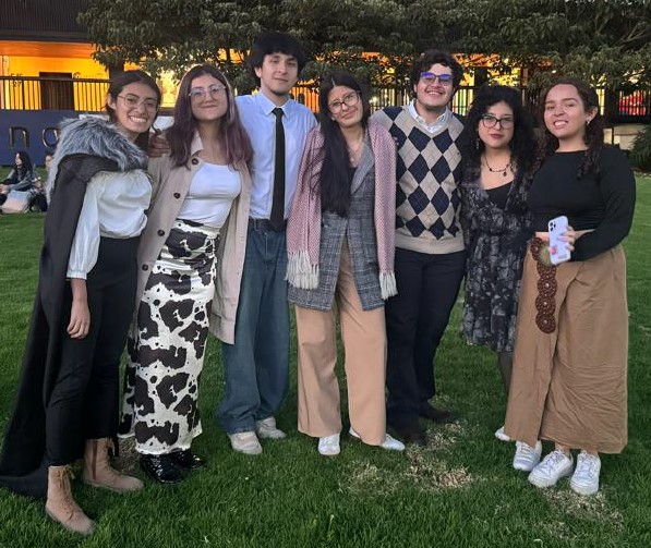 De izquierda a derecha: Dangelyn Cifuentes, Ana Peña, Juan Manuel Roballo, Angela Barón, Santiago Ramos, Yara Suret y Sofía Quinche.