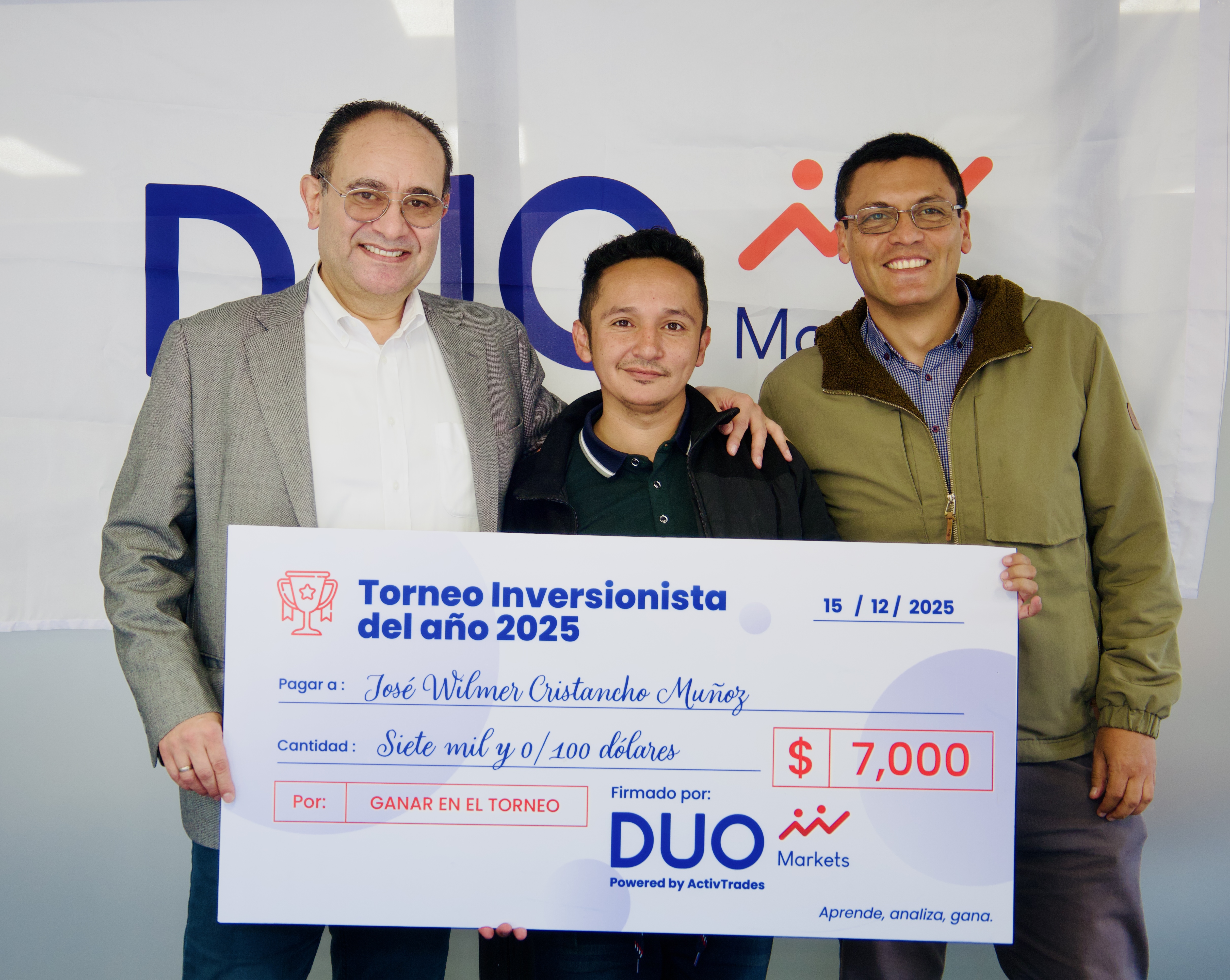 Direcor y profesor de Utadeo con el ganador del torneo y el cheque ganador