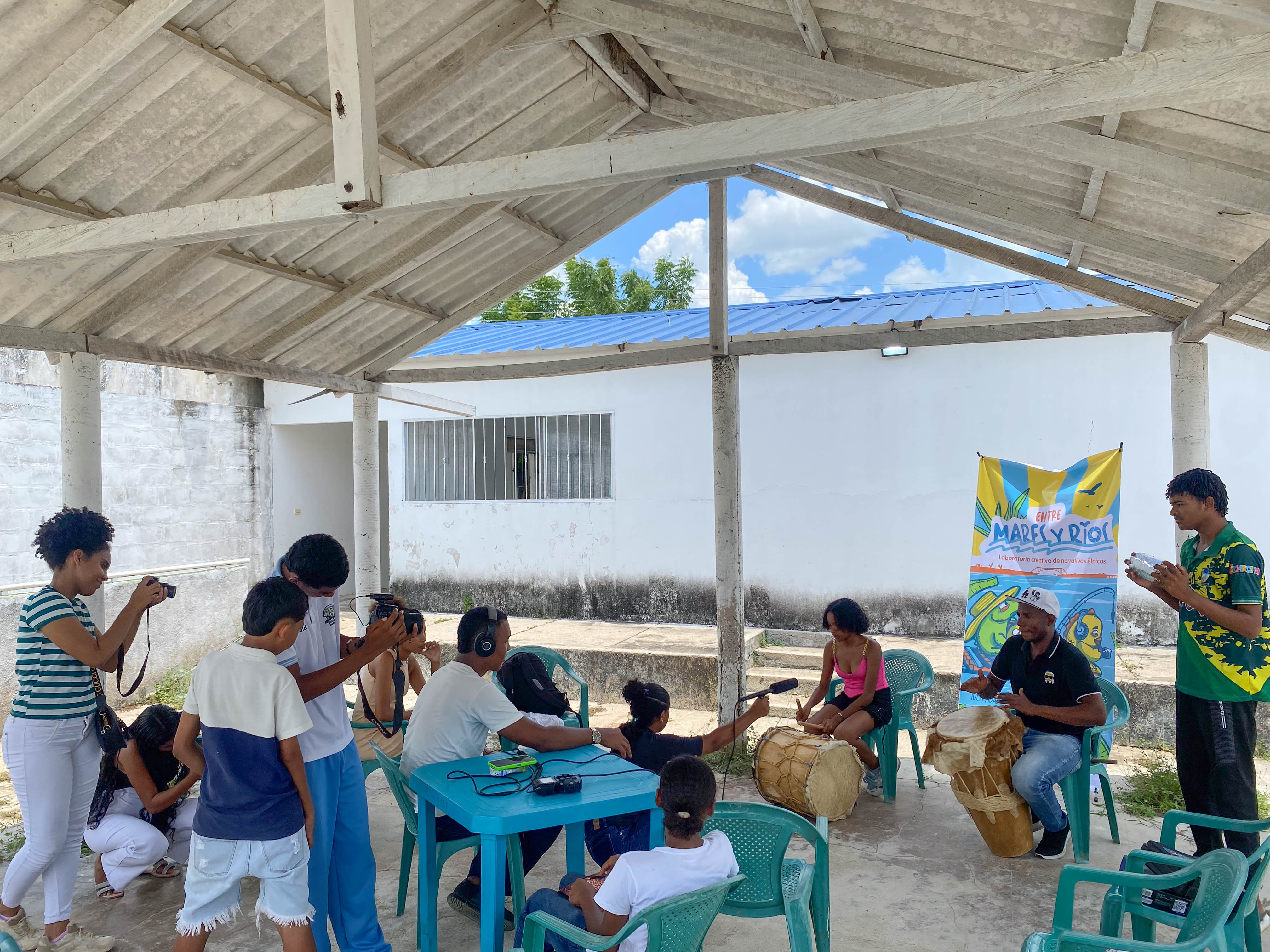 estudiantes de colegio aprendiendo de producción cultural en Tumaco 