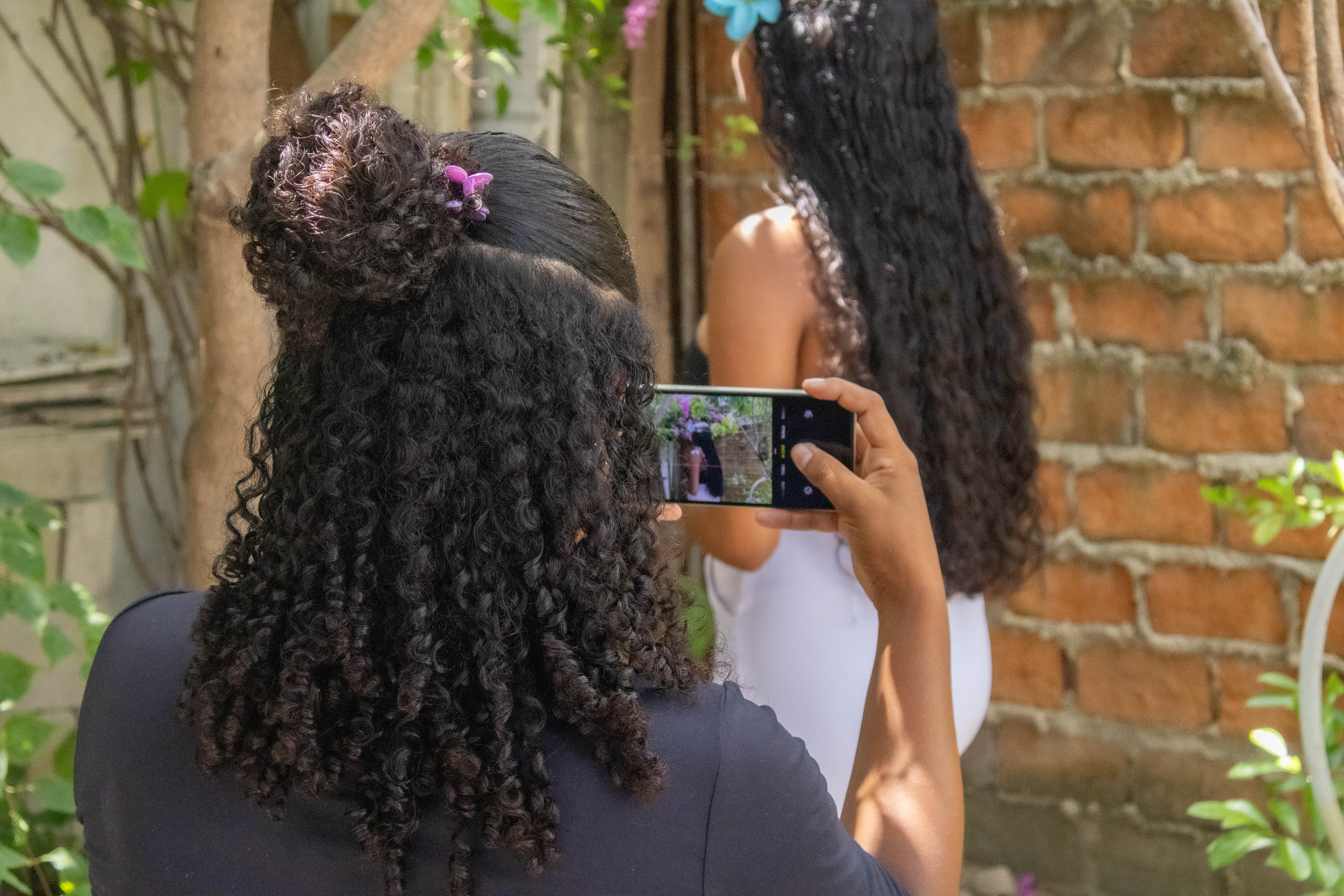 estudiantes de colegio aprendiendo de producción cultural en Tumaco 
