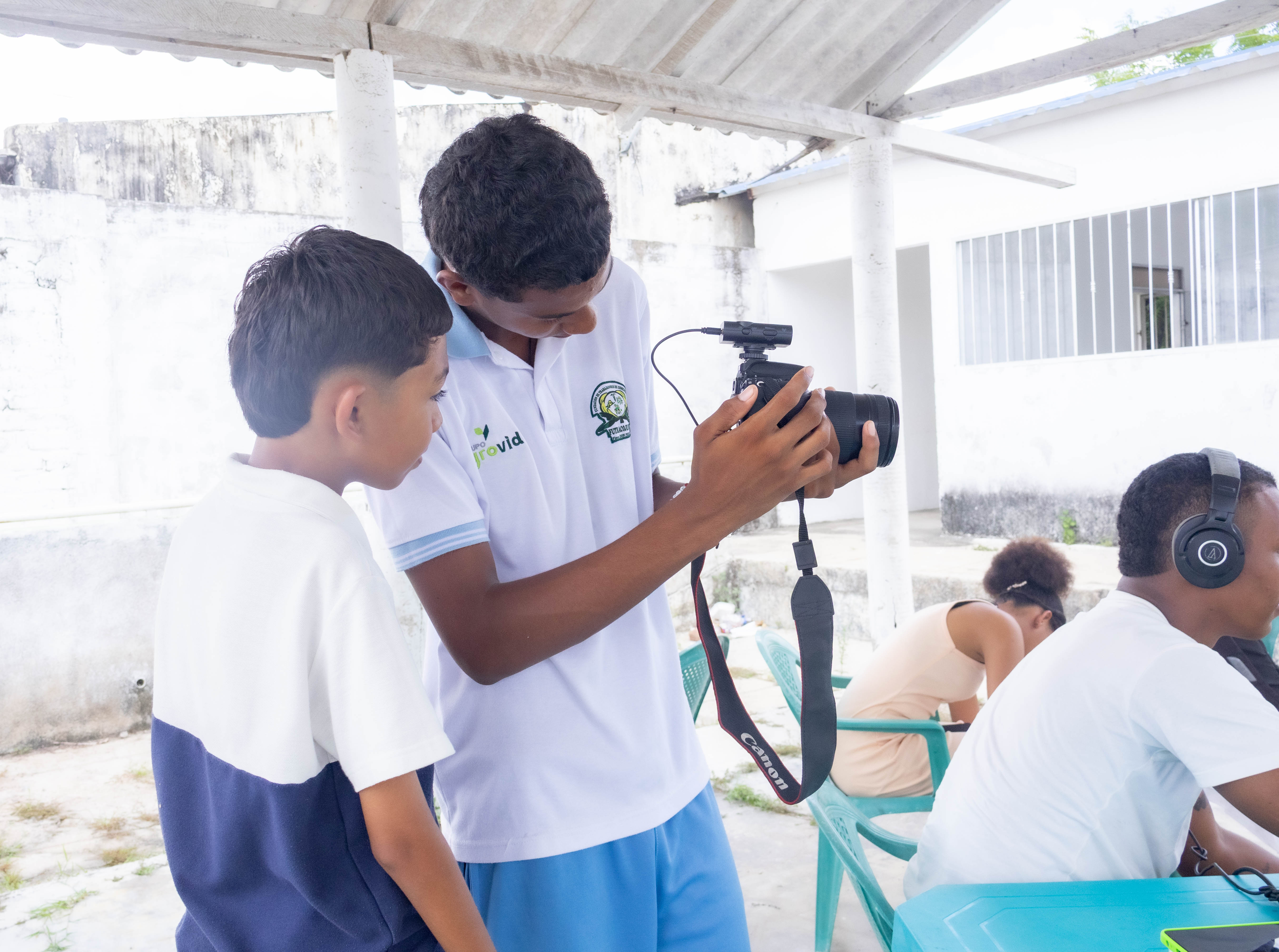 estudiantes de colegio aprendiendo de producción cultural en Tumaco 