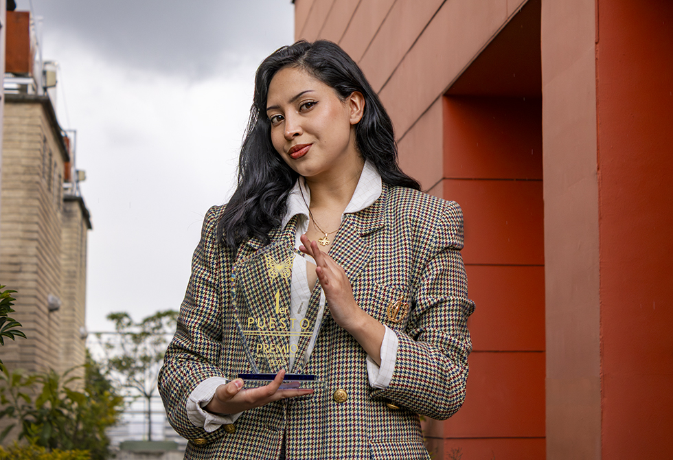 Laura Florez, ganadora de premio Mario Hernández 2025