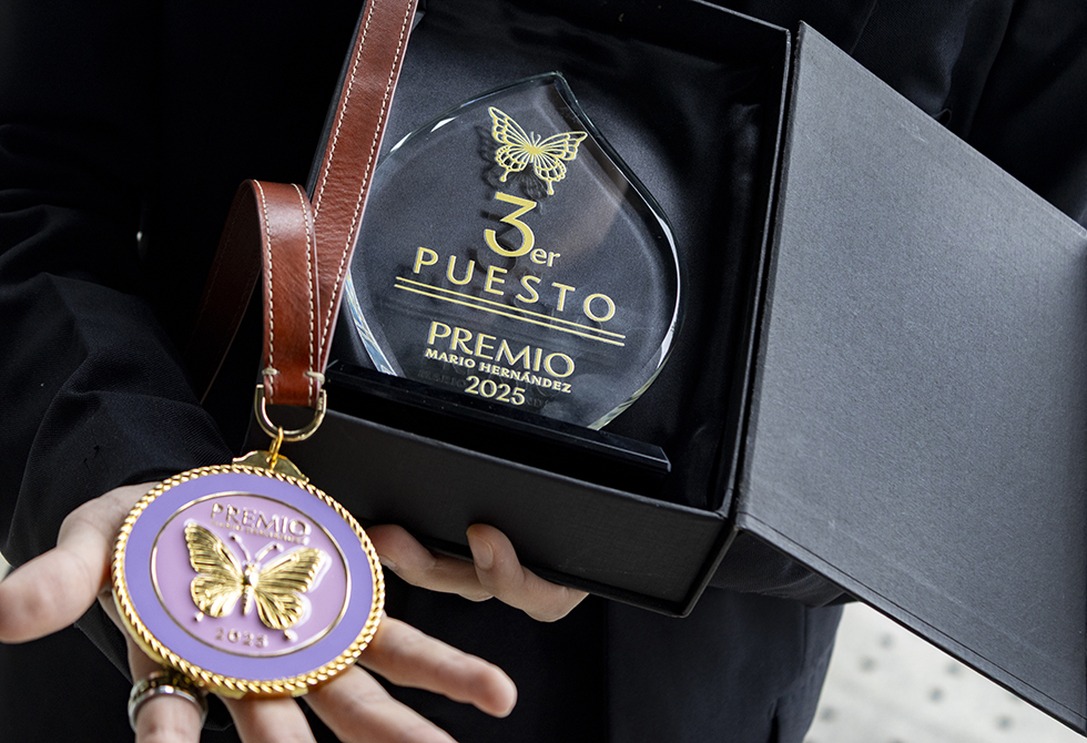 Medalla y trofeo del Premio Mario Hernandez del egresado Cristian David Pinzon de la carrera de Diseño Grafico de la Utadeo 
