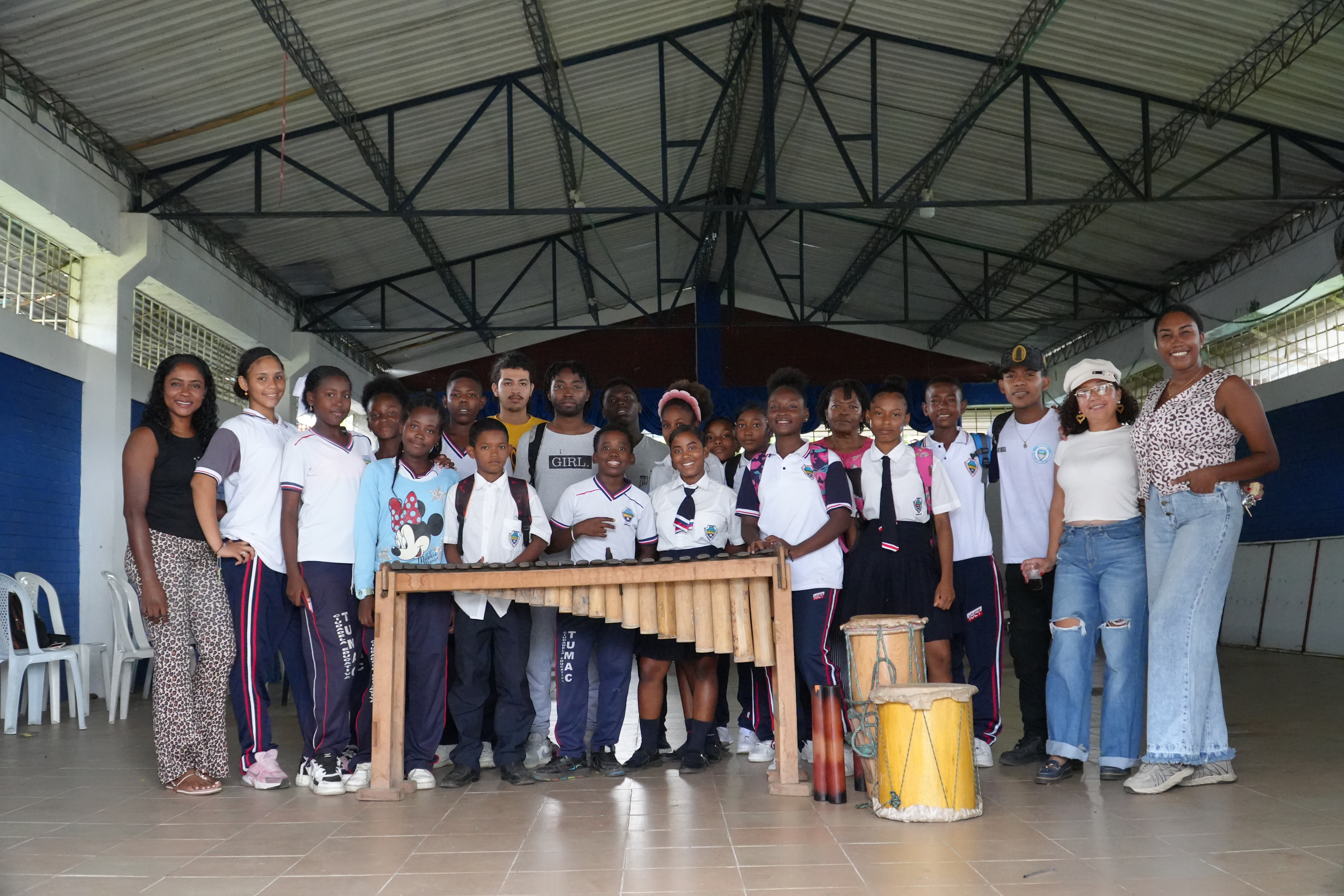 estudiantes de colegio aprendiendo de producción cultural en Tumaco