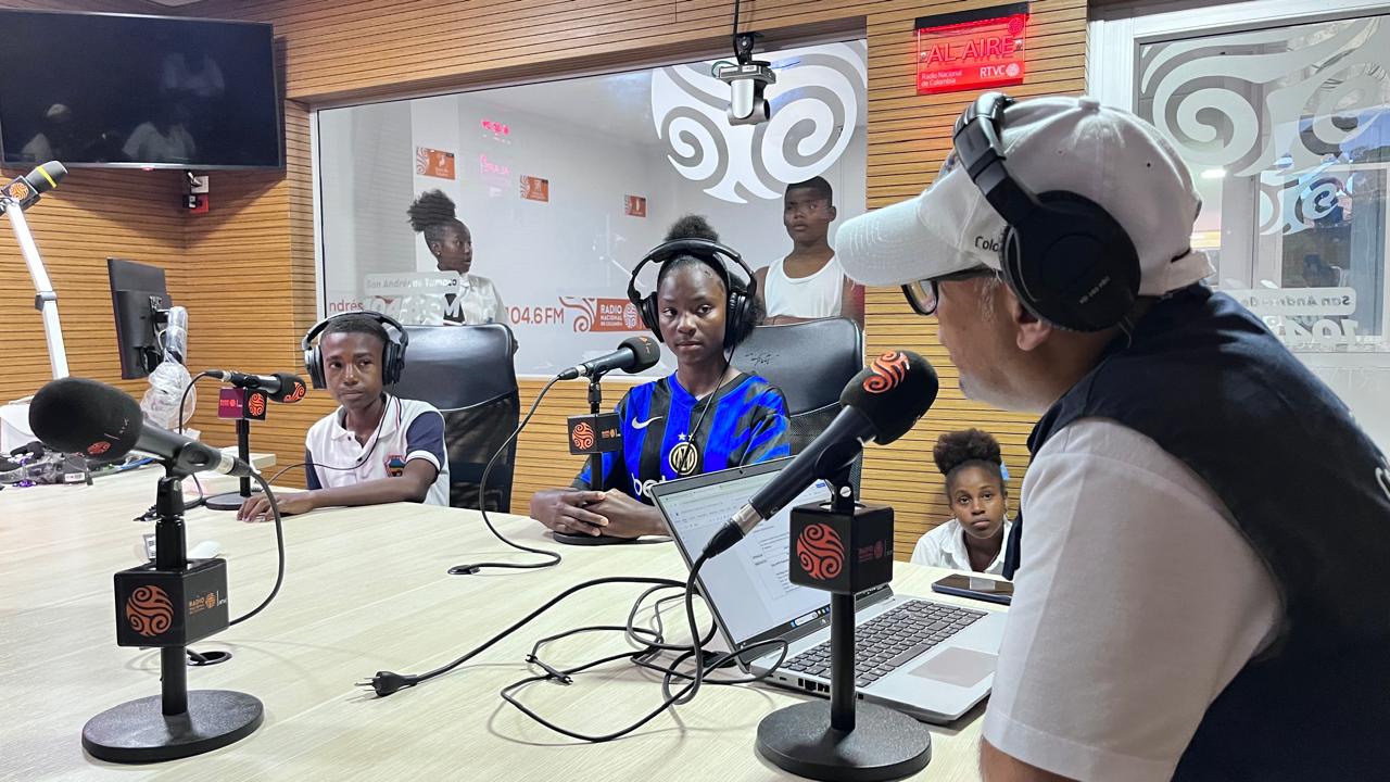 estudiantes de colegio aprendiendo de producción cultural en Tumaco 