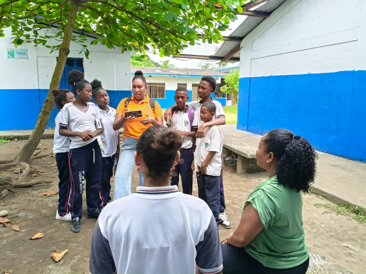 estudiantes de colegio aprendiendo de producción cultural en Tumaco