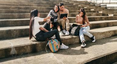 grupo de estudiantes universitarios sentados en unas gradas