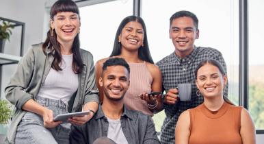 Grupo de estudiantes de Derecho y abogados de diferentes campos 