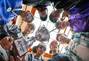 Grupo musical de Utadeo con su trofeo de 'Asimétrico'