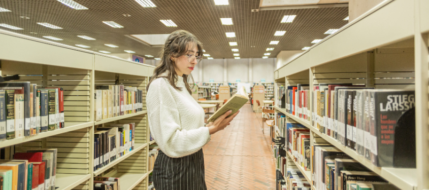 Libros colombianos Estudiante leyendo un libro colombiano en la biblioteca de Utadeo