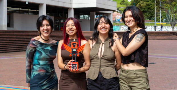 Estudiantes de Realización en Animación posan con el premio Chilemonos