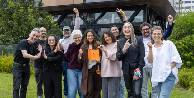 Profesores de Diseño Gráfico de UTadeo posan frente al Módulo 20