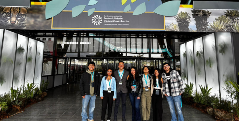 Grupo de estudiantes de Utadeo en Corferias 
