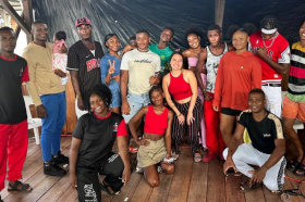 Jóvenes participantes del taller de gestión cultural en el marco del proyecto Al Paso de la Paz Hombres y mujeres de la comunidad afro posan para una foto, tras recibir formación en gestión cultural