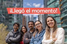 Elecciones institucionales Utadeo 2026 Tres mujeres y dos hombres de brazos cruzados bajo la frase "llegó el momento"