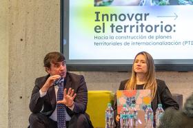 Decana de la facultad de Ciencias Sociales exponiendo en evento Innovar en Territorio