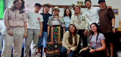 estudiantes con mujeres bordadoras de Velez