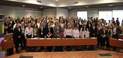 Reunión de profesionales y personal de entidades públicas para hablar sobre paz sostenible